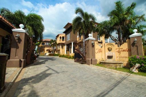 Luxury Penthouse Condo With Pool Kingston Exterior photo
