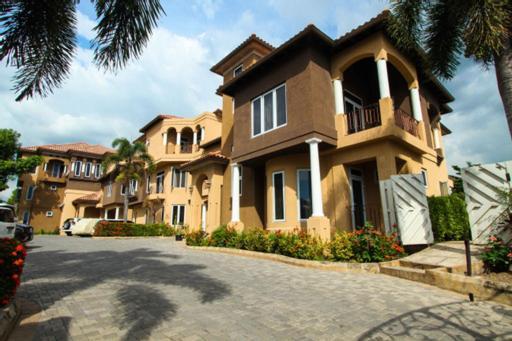 Luxury Penthouse Condo With Pool Kingston Exterior photo