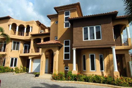 Luxury Penthouse Condo With Pool Kingston Exterior photo