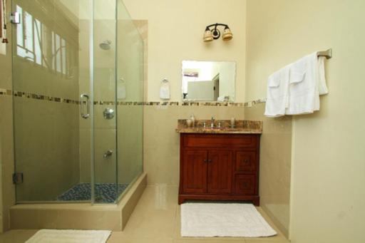 Luxury Penthouse Condo With Pool Kingston Exterior photo