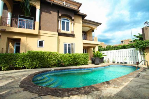 Luxury Penthouse Condo With Pool Kingston Exterior photo